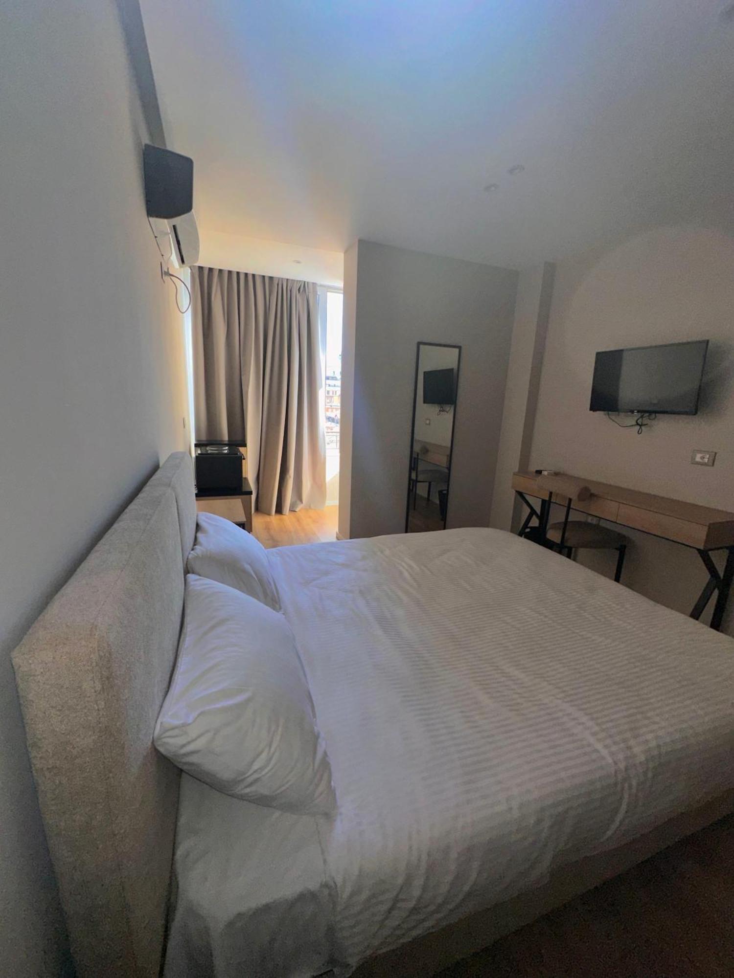 Amazon 8 Guesthouse Tirana Exterior photo